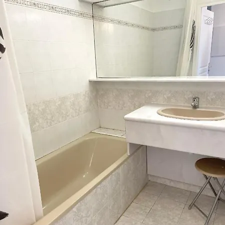 De 2 Chambres Avec Terrasse Amenagee Et Wifi A Raphael A 1 Km De La Plage *