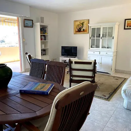 De 2 Chambres Avec Terrasse Amenagee Et Wifi A Raphael A 1 Km De La Plage *